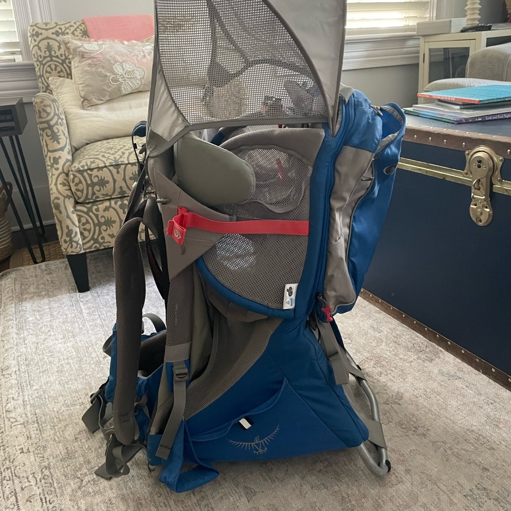 Osprey children carry backpack